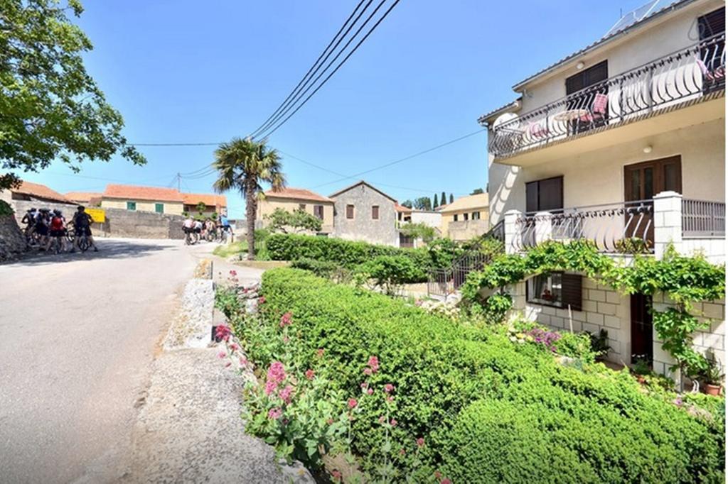 Apartments Vrisnik Jelsa  Exterior photo